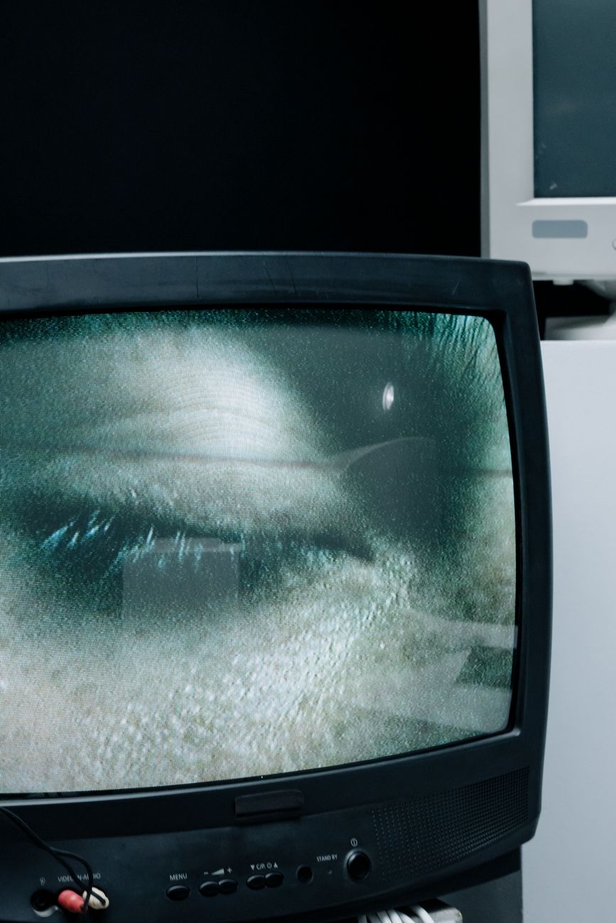 Pantalla CRT mostrando juego de arcade clásico