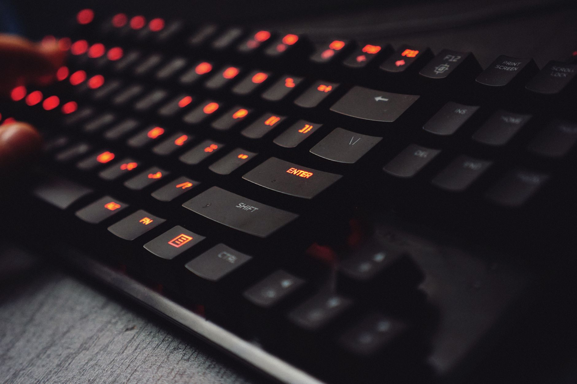 Teclado mecánico y setup de pc gaming oscuro